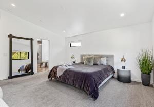 塞多纳Modern Luxury Home in the Heart of West Sedona的白色卧室设有床和大镜子