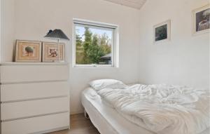 斯楚厄3 Bedroom Cozy Home In Struer的白色的卧室设有床和窗户