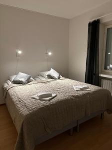 罗瓦涅米Lapinmaa Apartments的一间卧室配有一张床,上面有两条毛巾