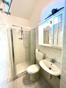 菲纳莱利古雷Casa Rosa的浴室配有卫生间、淋浴和盥洗盆。