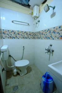 钦奈Bava Inn的一间带卫生间和水槽的浴室