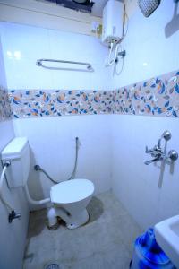 钦奈Bava Inn的一间带卫生间和水槽的浴室