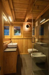 摩德纳迪-坎皮格里奥Maroc Mountain Chalet的浴室设有2个水槽和2个卫生间
