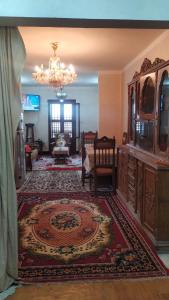 伊斯梅利亚Ismailia - Elnouras compound的一间带吊灯和地毯的客厅