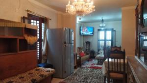 伊斯梅利亚Ismailia - Elnouras compound的一间带冰箱和吊灯的客厅
