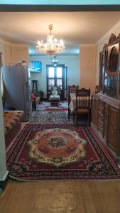 伊斯梅利亚Ismailia - Elnouras compound的一间客厅,地板上铺有地毯