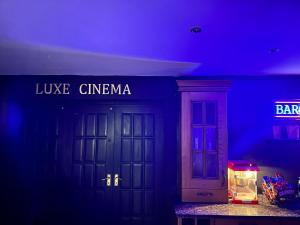 科恩布鲁克4 Bedroom House, Heathrow Airport, Luxe Inn的蓝色的房间,有两个门和标志