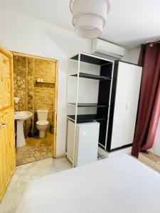 多列毛利诺斯Joy Beach B&B的客房设有带卫生间的浴室和冰箱。
