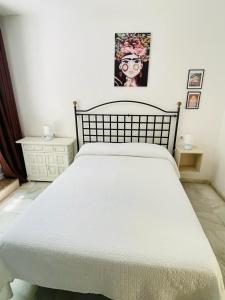 多列毛利诺斯Joy Beach B&B的卧室配有白色的床铺和白色的毯子