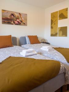 布拉干萨Casa do Souto - Nature & Experiences - Turismo Rural的一间卧室配有两张带毛巾的床