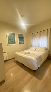卡内拉卡内拉提西安尼酒店的卧室配有一张白色大床