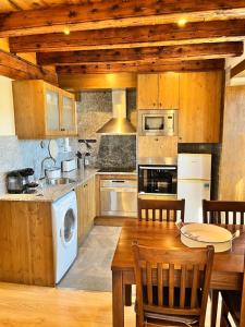 普奇塞达Casa Bernat Apartament的厨房配有桌子和炉灶。 顶部烤箱