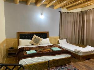列城Zaltak Guest House and Hostel的一间卧室设有两张床和窗户。
