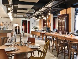 圣旺巴黎普赛MOB酒店的用餐室配有木桌和椅子