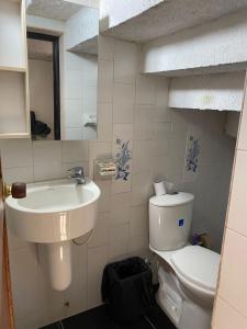 巴耶杜帕尔Casa Los Almendros, Valledupar casa completa的一间带卫生间和水槽的浴室