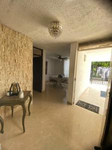 巴耶杜帕尔Casa Los Almendros, Valledupar casa completa的一间空客厅,配有桌子和门