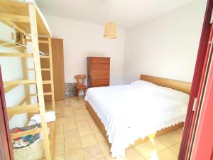 伊斯基亚Villa Ghezzi Sea View的卧室配有白色的床和梯子