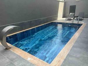 阿拉尼亚Rose 6 Comfort living at Cleopatra的大楼内的一个蓝色海水游泳池