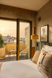 巴黎Bloom House Hôtel & SPA的一间卧室设有一张床和一个美景阳台