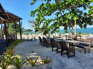 塞古罗港Ondas Praia Resort - MC的海滩上的一组桌椅