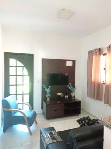 瓜拉派瑞sítio recanto verde do sol的客厅配有电视和蓝椅