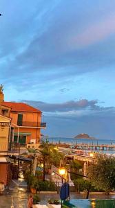 阿拉西奥Case da Amare - Vista mare a 30 metri dalla spiaggia的享有海滩和海洋美景。