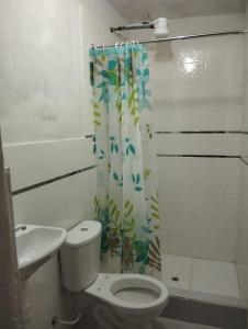 MalataSangalle Cielo Lodge的一间带卫生间和淋浴帘的浴室