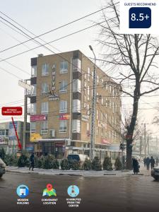 比什凯克Eva At Home - Bishkek的街上的一座建筑,前面的人在街上行走