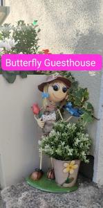 戈尔韦Butterfly Guesthouse - Entire Home within 5km of Galway City的植物旁的女孩的形象