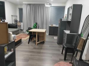 加影Vista Bangi NAQ Homestay - Studio Near UKM的客厅配有桌椅