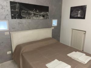 巴列塔San Donato Apartment的一间卧室配有一张床,上面有两条毛巾