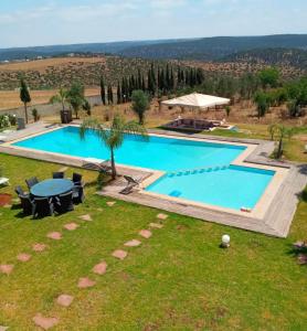 本苏莱曼Maison Ain Lakssab的享有度假村游泳池的空中景致