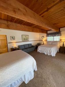 格罗夫兰Berkshire Inn的一间卧室配有两张床和一张沙发。