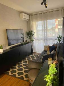 Luxuoso Flat em resort vista incrível para o Lago的休息区