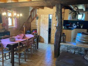 Beaunechalet st michel de maurienne的一间带桌子的用餐室和一间厨房