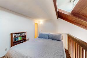 卡宾特里拉Sugar Shack的一间卧室设有一张床和一个书架