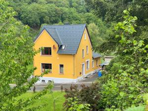 魏尔堡Kleine-Radoase的黑色屋顶的黄色房子