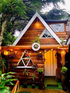 努沃勒埃利耶Haven chalet的小屋前方装饰着圣诞花