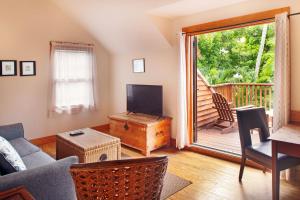 基韦斯特岛城酒店的带沙发和电视的客厅以及阳台。