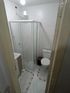 伊塔佩马Pequeno, más aconchegante的一间带卫生间和玻璃淋浴间的浴室