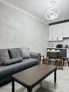 TürkistanKERUEN SARAY APARTMENTS 20/2的客厅配有沙发和桌子