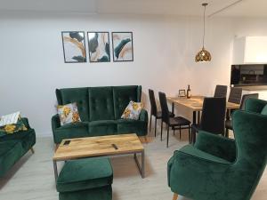 SkorzewoWilla Kaszubski Sendom的客厅配有绿色沙发和桌子