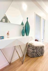 卢森堡Home Sweet Home - Design & Zen的一间房间里一张白色桌子,上面有花瓶