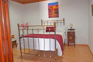 圣巴托洛梅Casa Sendero de Taidia的一间卧室配有一张带红白毯子的床
