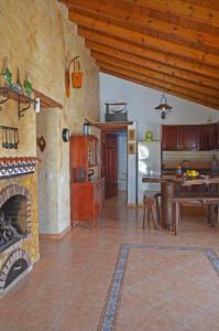 圣巴托洛梅Casa Sendero de Taidia的厨房以及带壁炉的客厅。