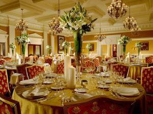 乌兰巴托特日勒吉酒店及水疗中心，蒙古的用餐室配有白色花卉长桌