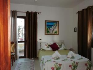 伏罗拉Guest room near historical center的一间卧室设有一张床和一个滑动玻璃门