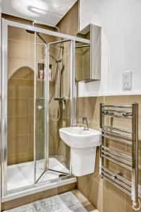 伦敦Heathrow 2-Bedroom Urban Oasis的带淋浴和盥洗盆的浴室