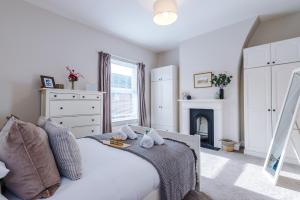 切斯特Central 2-bed home in Chester by 53 Degrees Property - Amazing location, Ideal for Couples - Sleeps 4!的一间卧室配有一张床和一个壁炉