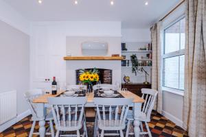 切斯特Central 2-bed home in Chester by 53 Degrees Property - Amazing location, Ideal for Couples - Sleeps 4!的一间带木桌和椅子的用餐室